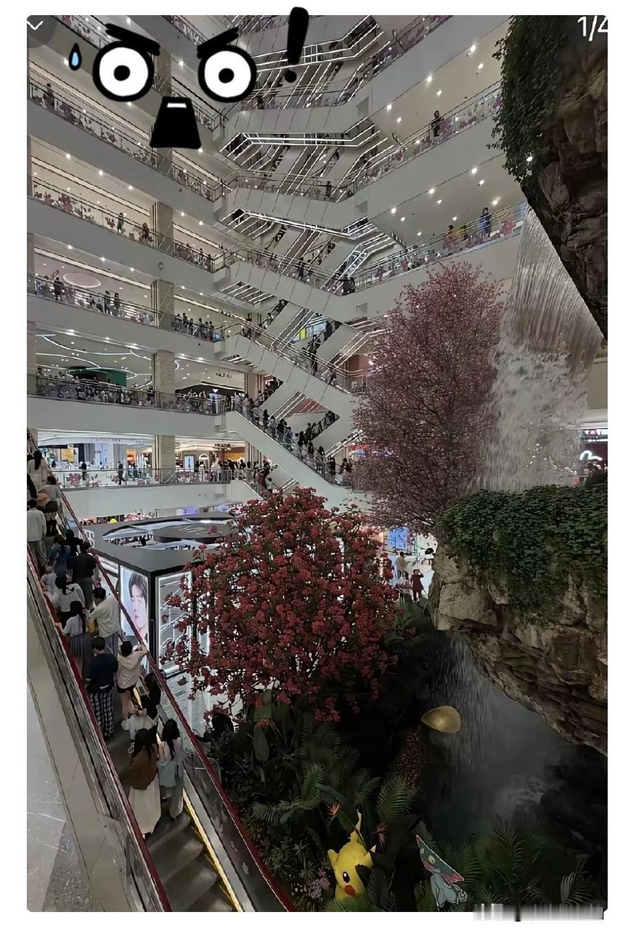 严总跳下去了
西安赛格火了
一个开店做到400 家的老板终究没能扛住重压，选择结
