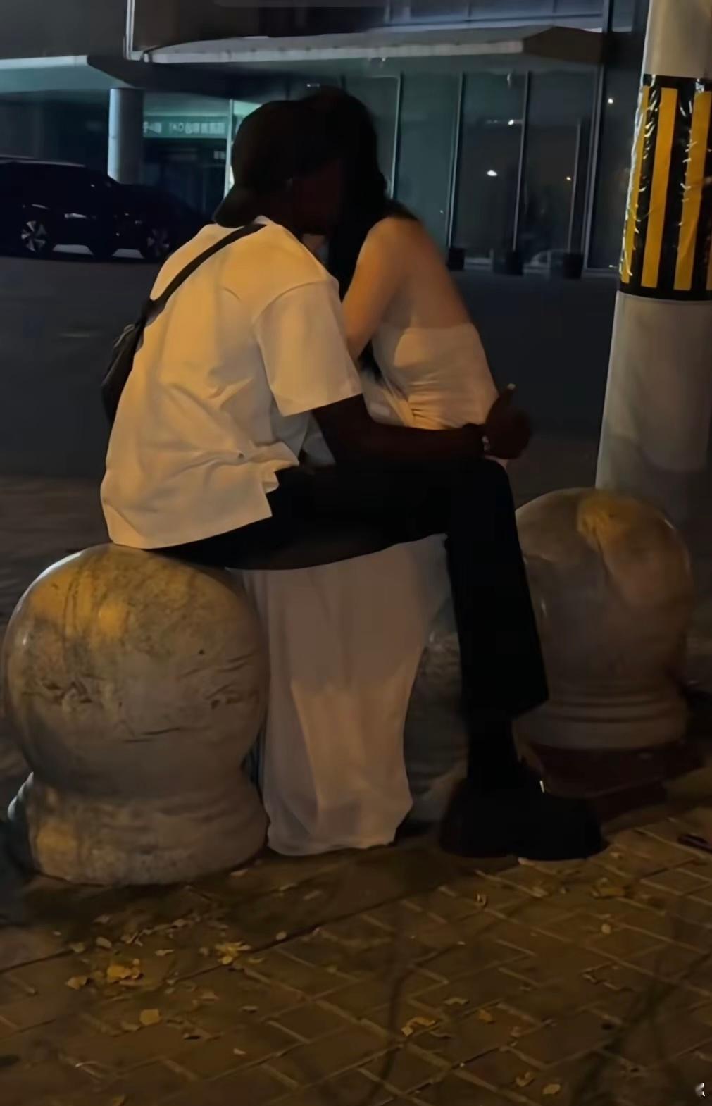 以前她也是个怕黑的小女孩，现在长大了。 ​​​
