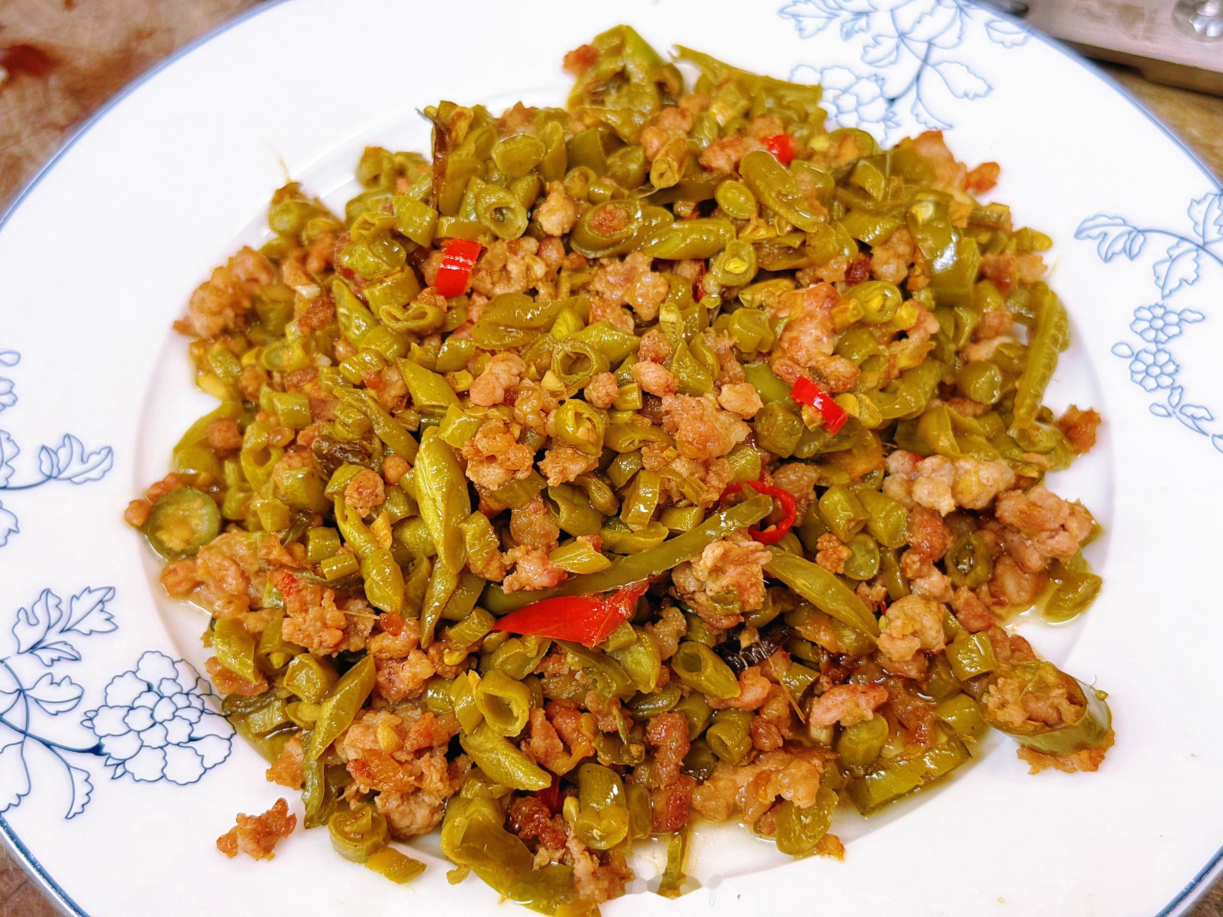 吃饭~地三鲜泡豇豆炒肉沫烂肉豌豆还有个卤耳朵 