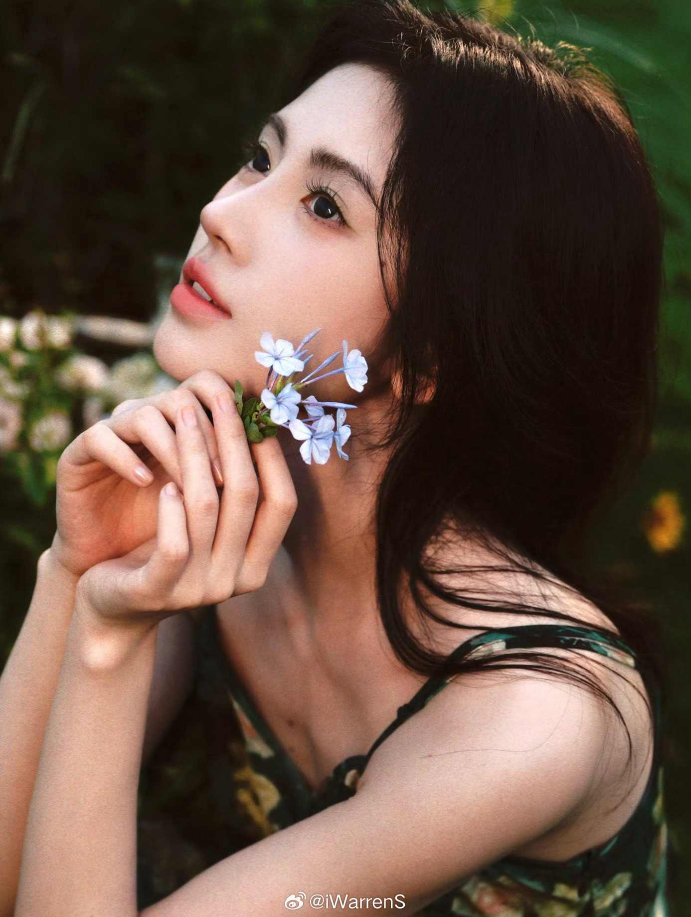 鞠婧祎一首未写完的诗，鞠婧祎墨绿玫瑰吊带裙造型真好看呀！[好喜欢] ​​​