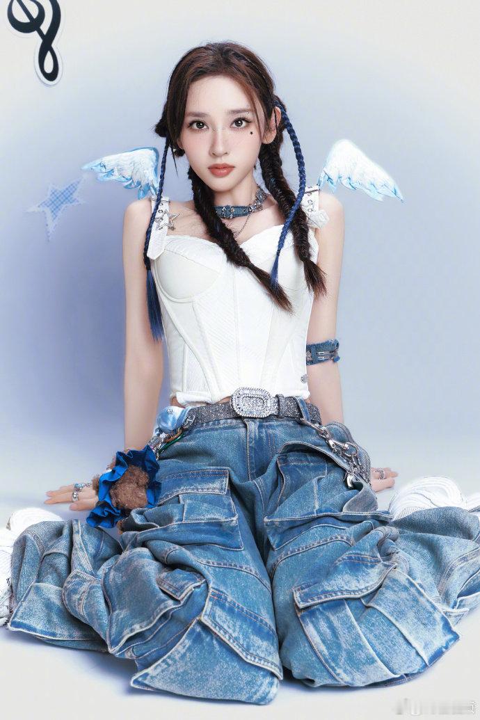 唐艺昕上台前被自己的笑容鼓舞不是天生不紧张，只是学会了自我调节，靠笑容给自己加油