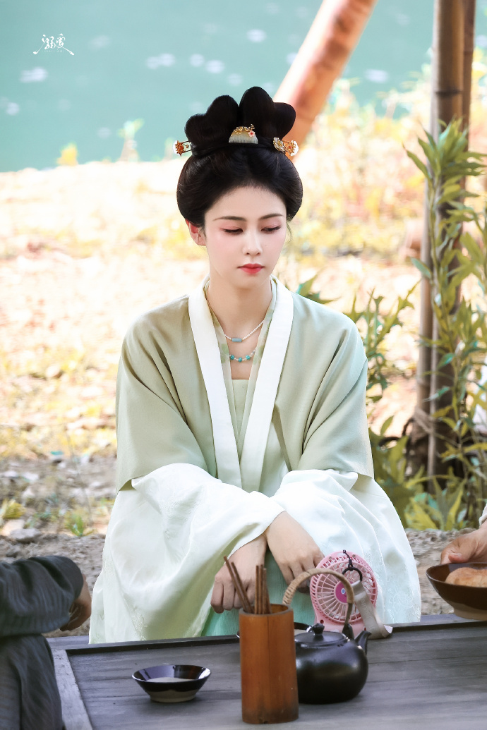 白鹿《莫离》路透，这个叶璃素素的也很美[抱一抱] ​​​