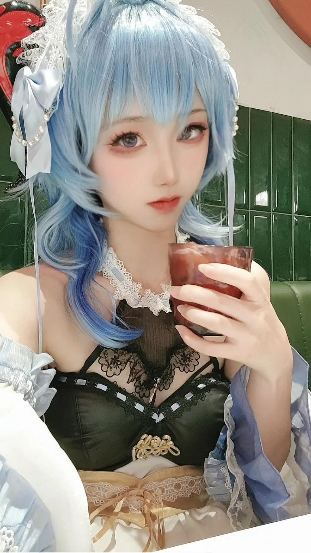 某人对甘雨COSER的评价:一口樱桃嘴，两颗大板牙!  
