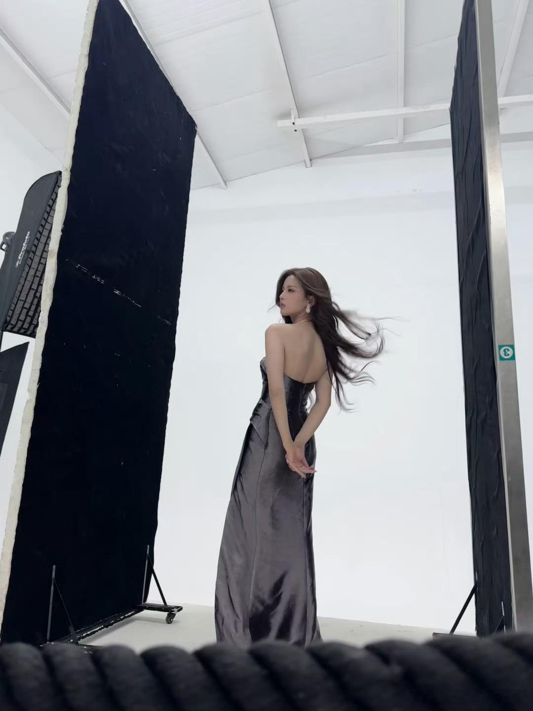 谁还没看杨超越的踢腿转场！睡衣变装开叉裙，冷脸超有范儿，身材比例绝了，这颜值身材