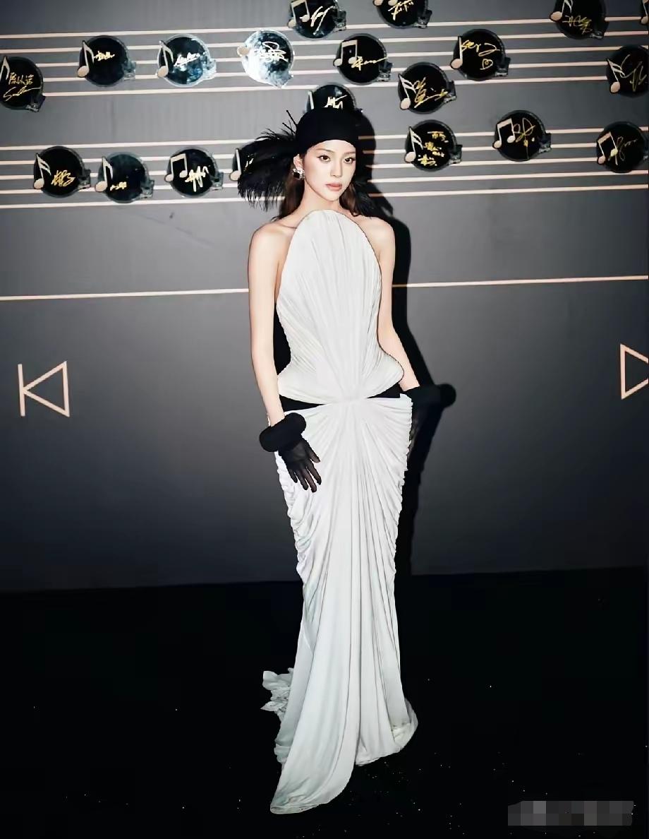 这是哪个美女啊这么漂亮。身材这么嫚妙，那脸蛋儿大气美丽，从头美到脚丫子。

看看