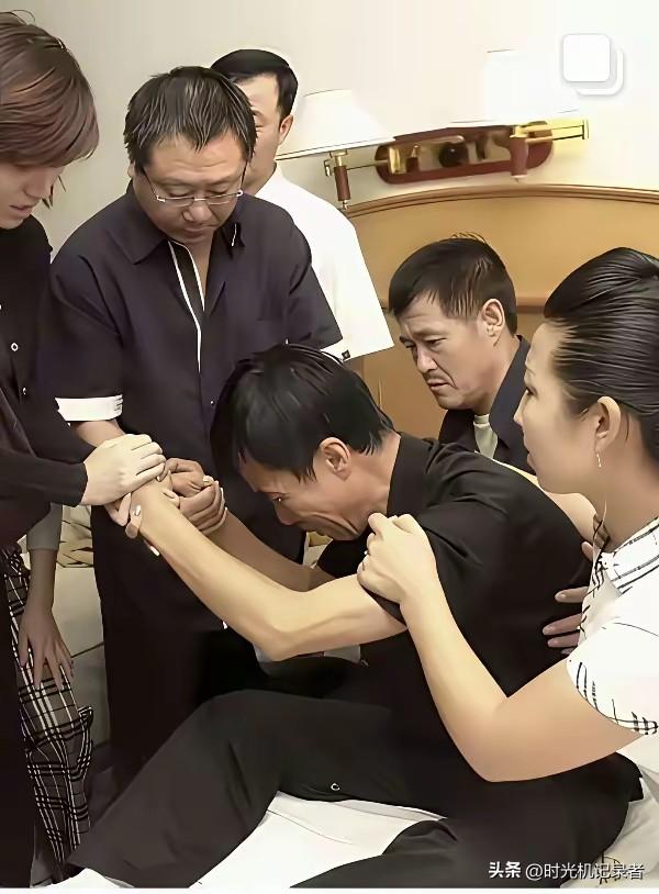 那年何庆魁倒霉到极点，先是代言陈相贵万亩大造林出事，之后大儿子离世，紧接着高秀敏