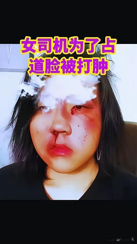 你同情吗？
就是这位美女司机，视频聊天开着25迈的车速，后面压着7、8公里的车流