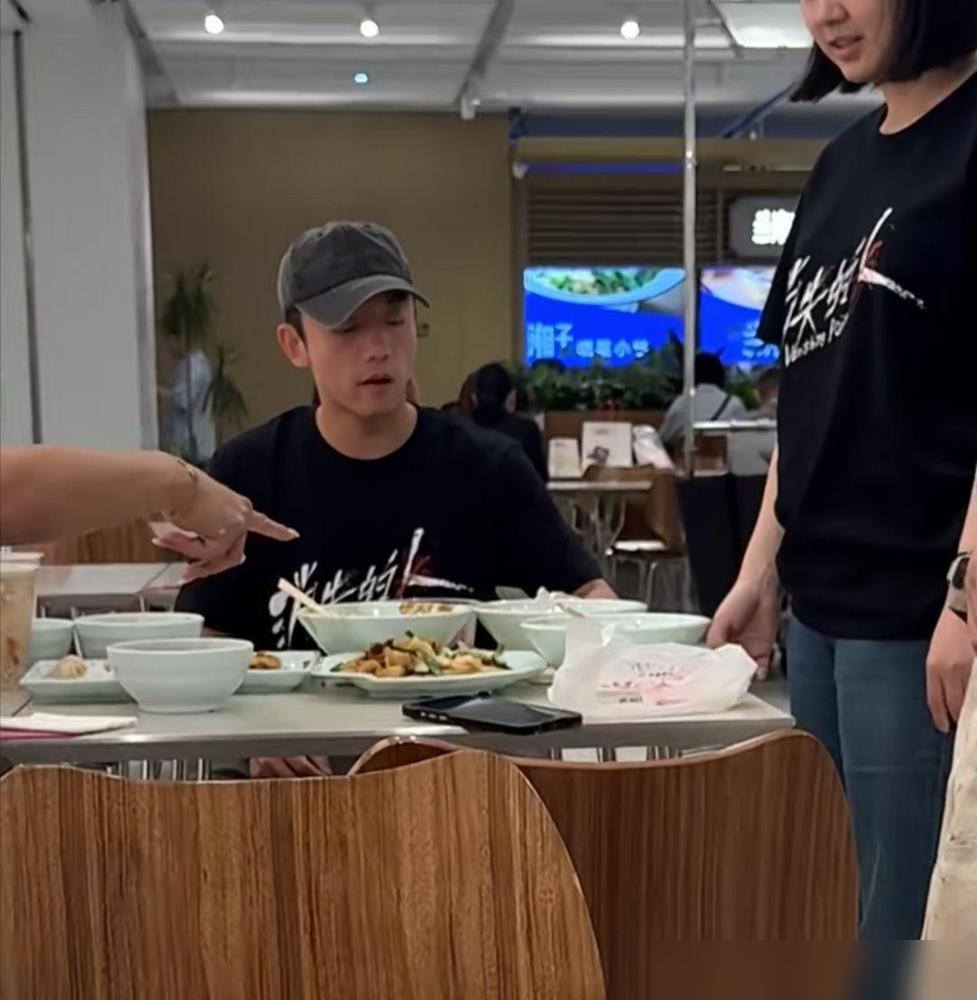 40岁的郑恺，下颌线锋利如刀。
同宿舍的陈赫，体重84公斤，杜江眼神疲惫，更老