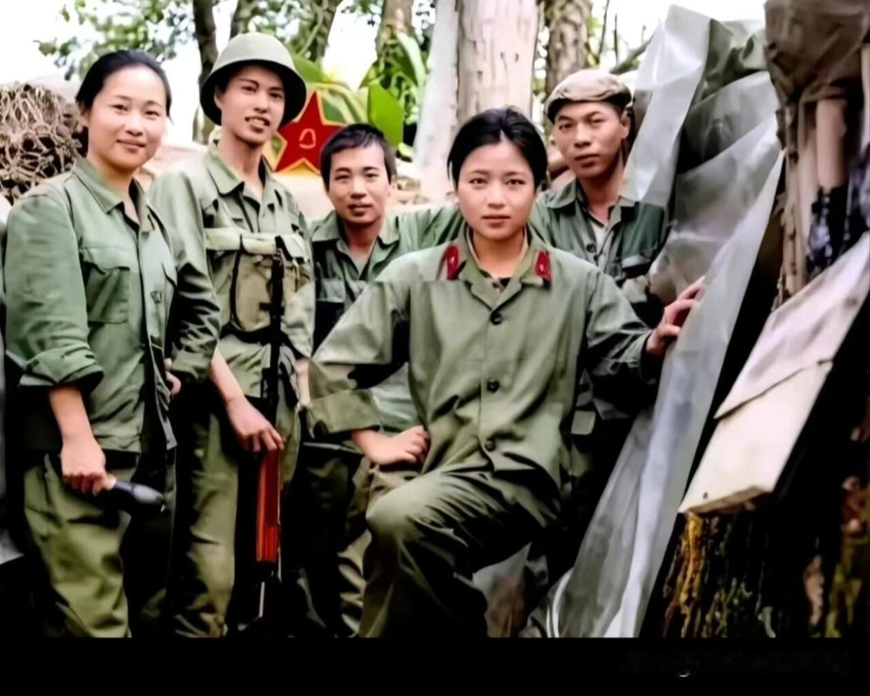 她们的身影，
是老山前线一道特殊的风景！
战争，
女人从未缺席过，
她们脱下红装