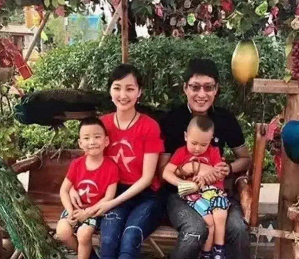 于震这个硬汉演员，家里孩子还真不少，在娱乐圈里算是“大家庭”了。他老婆嘛，看着跟