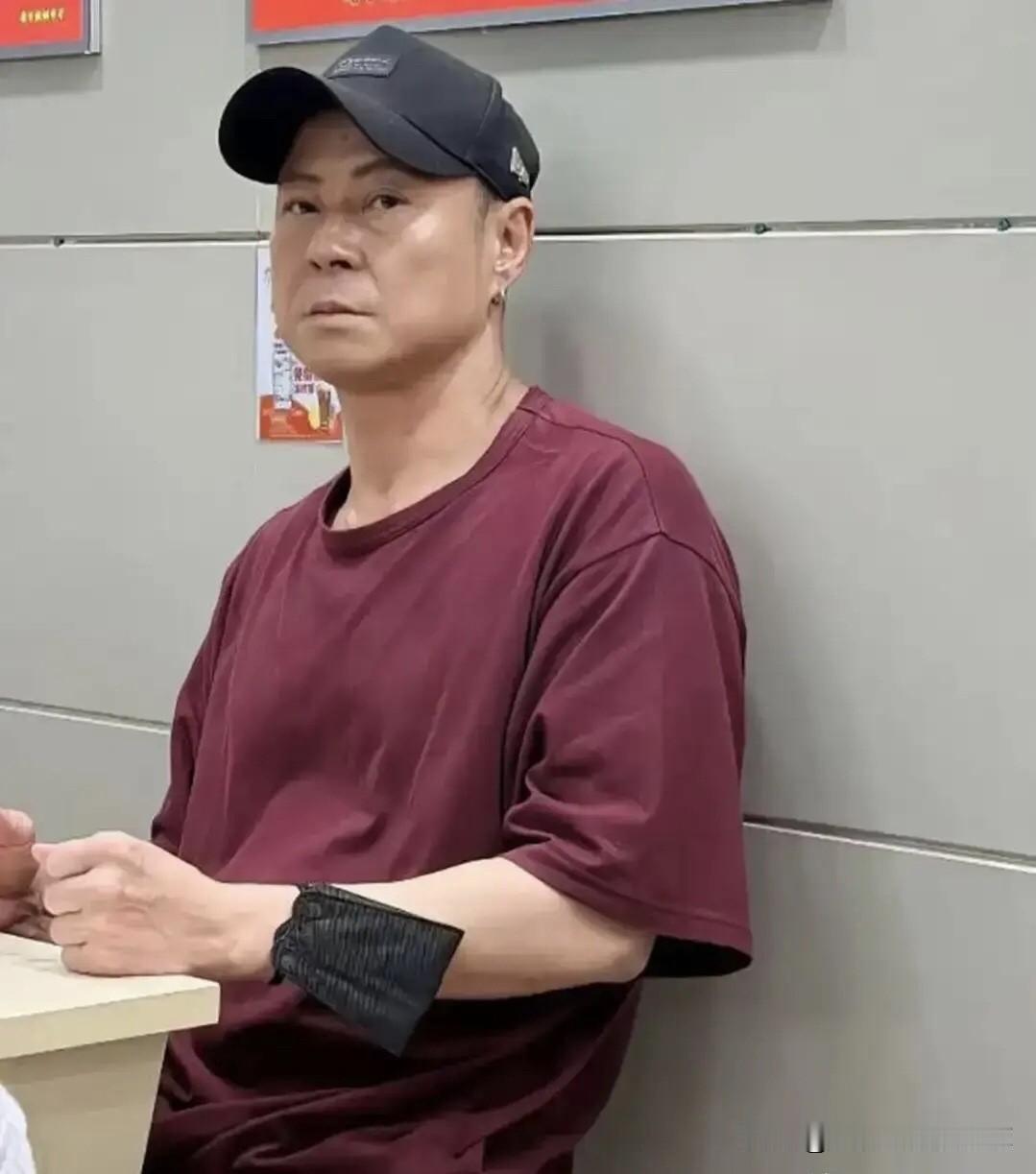 这位男明星实在是太低调了，没有化妆，穿搭低调，一个人在小餐馆里吃饭，没有工作人员
