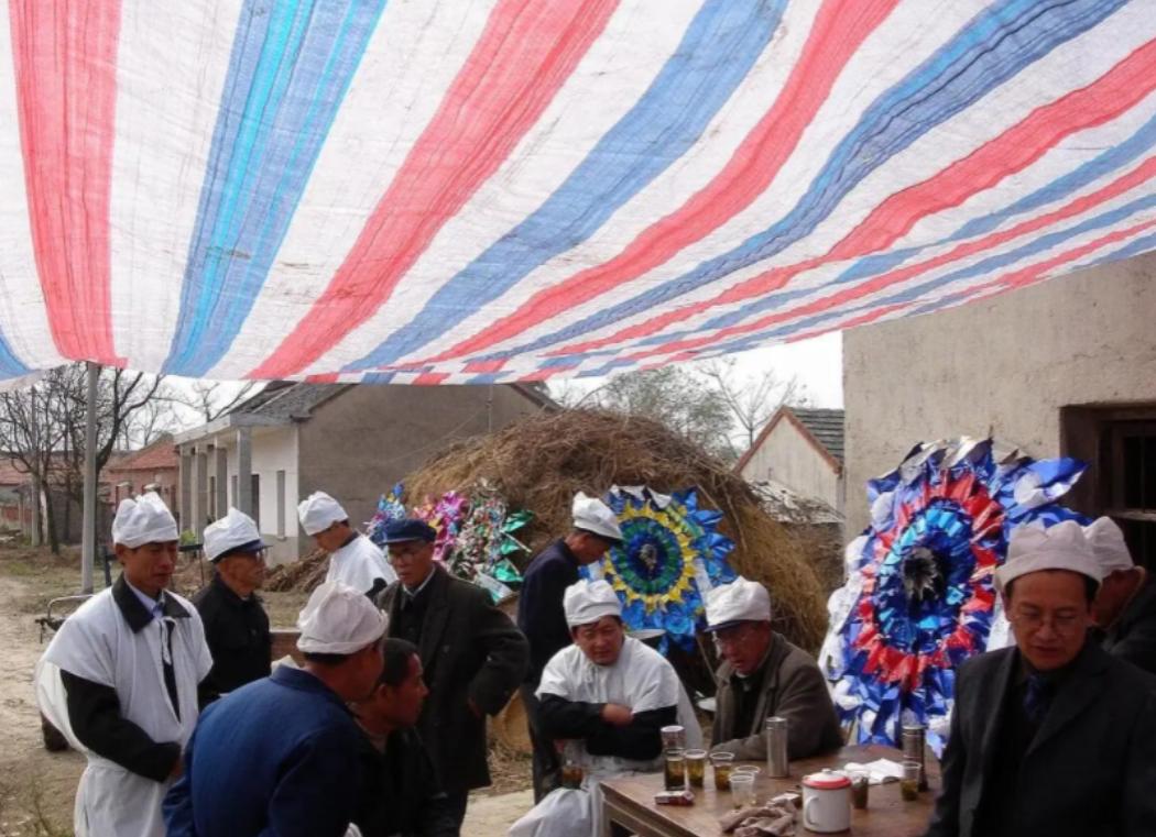 新的殡葬制度将于2026年3月30号执行，大概意思就是：一切从简，城里可以选火葬