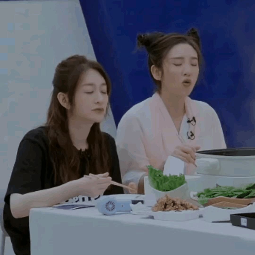 吃个饭睡着了
唐艺昕和李小冉眼里只有吃的，吃着吃着还把自己给吃睡着了。在别人都在