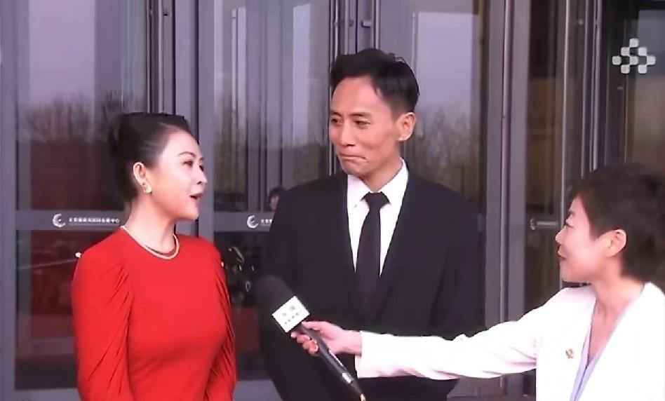 他俩同班那会儿，谁是班里最小的？ 
结果现在红毯上，章子怡正经讲盛典意义，刘烨坐