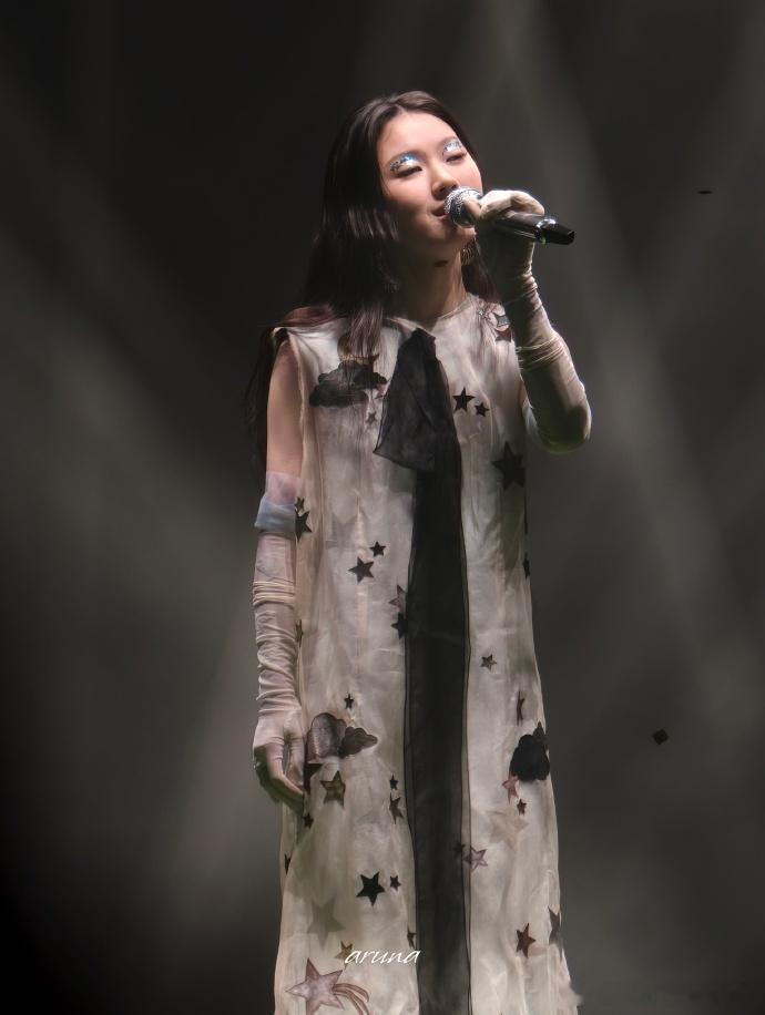 奔赴单依纯线下演唱会真的值回票价！全程开麦唱功稳如录音室，多款风格造型轮番登场，