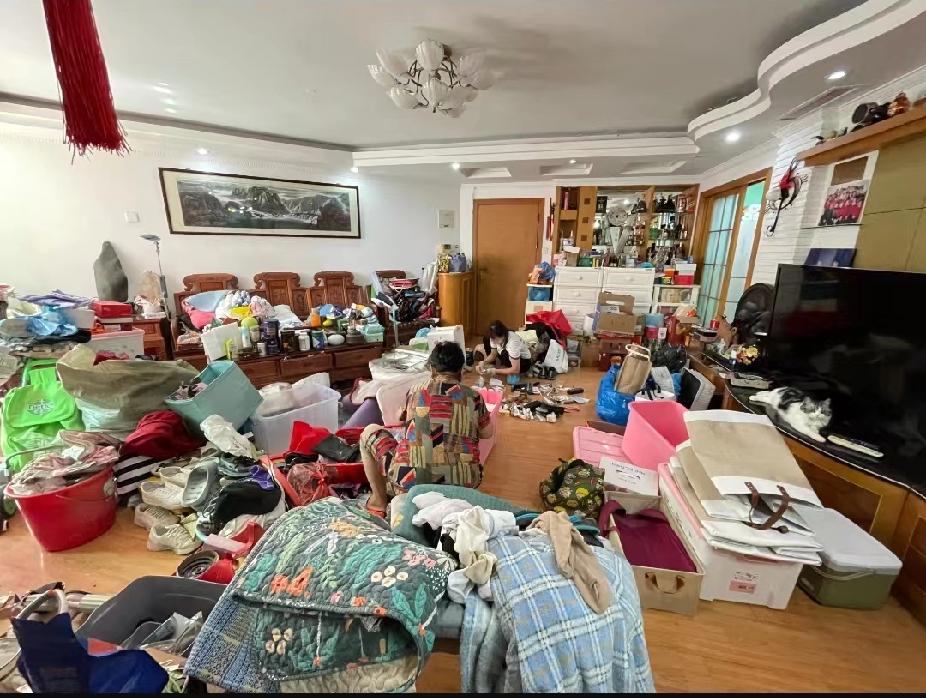 老年人学会网购就是管不住手。

昨天我去我妈那边吃饭。好家伙，家里乱七八糟的一堆