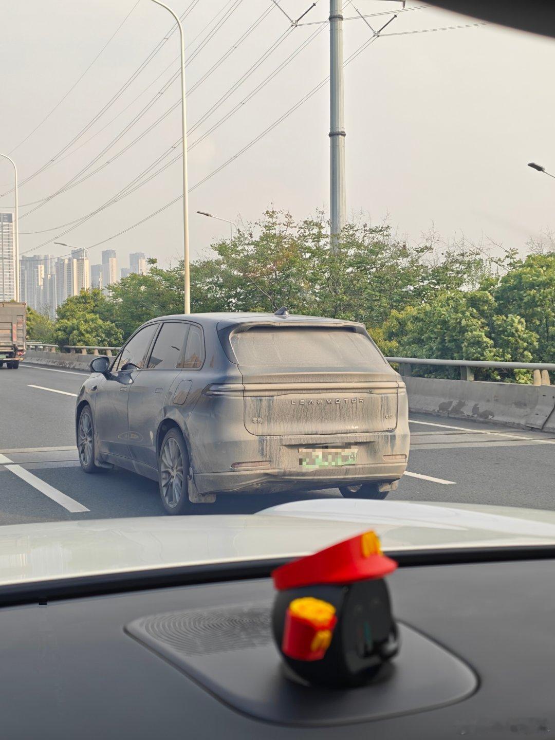要是我的车脏成这样 我一天都忍不了 包括穿的衣服 鞋子我都无法忍受脏的状态我没有