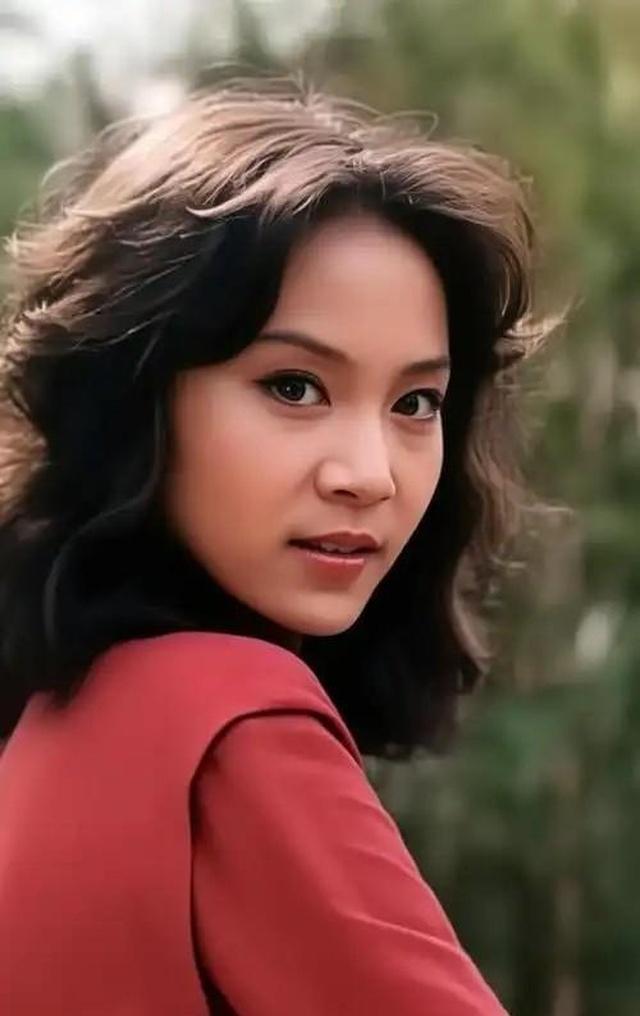 66岁的刘雪华，在上海的大房子里过着独居生活。客厅和卧室的电视24小时开着，7条