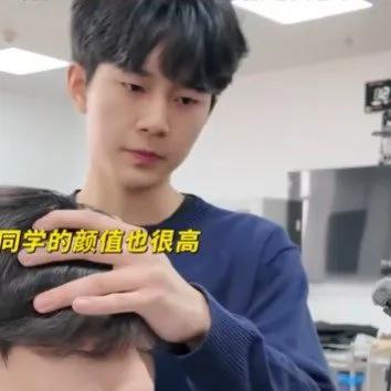 这个周末，一位叫彭佳乐的男生在网络上引起了热议。他是河南中医药大学大三的学生，学