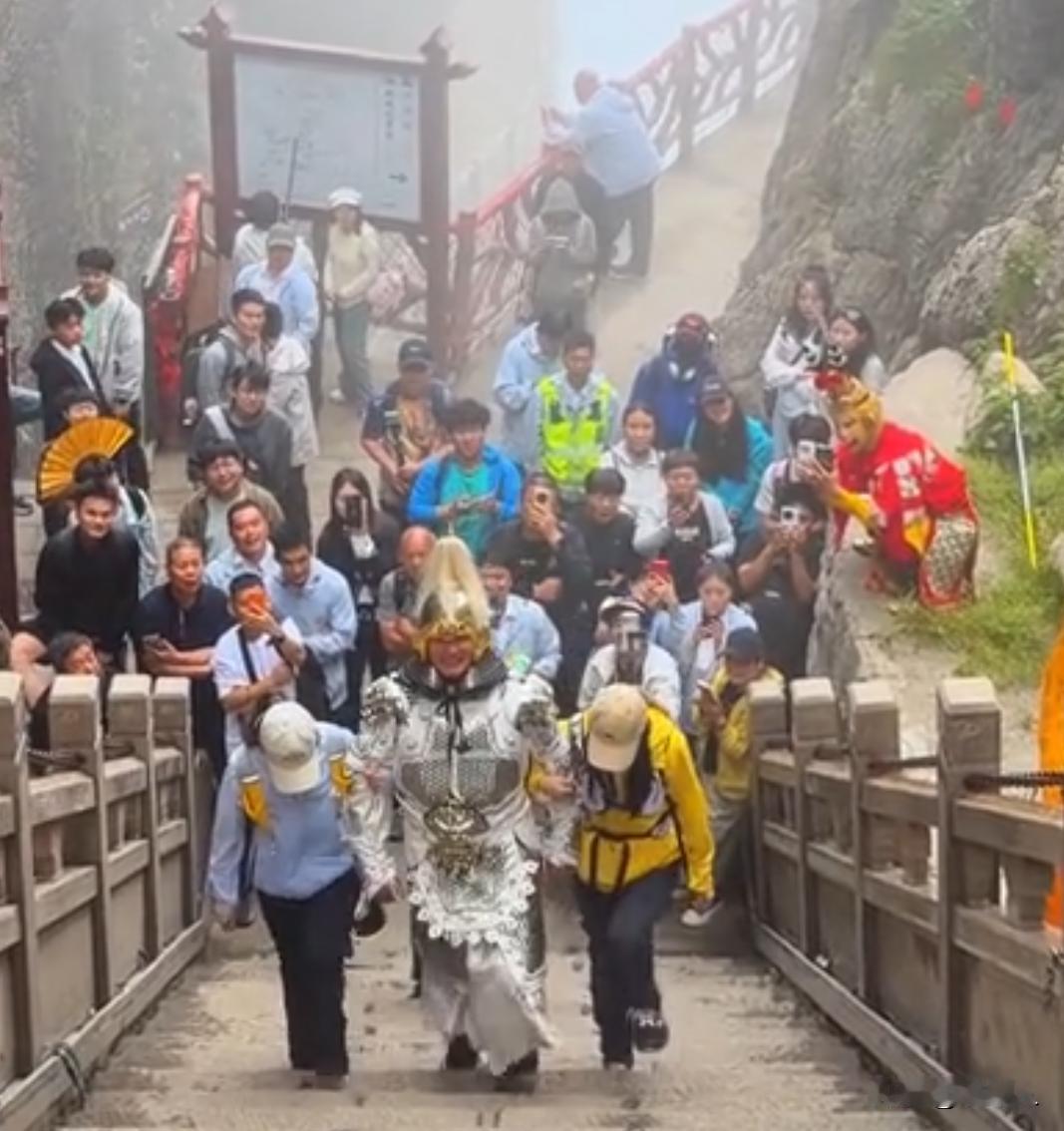 朱之文真彪，38度高温穿着铠甲爬山，不害怕中暑吗？估计是两个美女给他动力了，荷尔