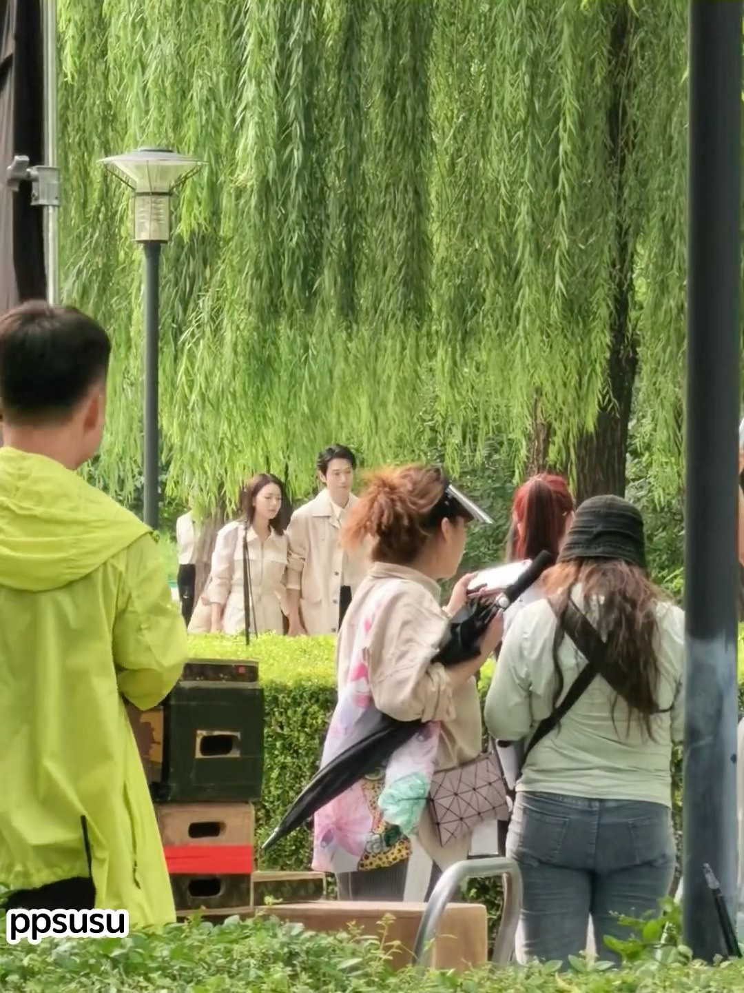 养眼啊！赵今麦魏大勋牵手散步路透赵今麦魏大勋无可替代牵手路透 ​​​