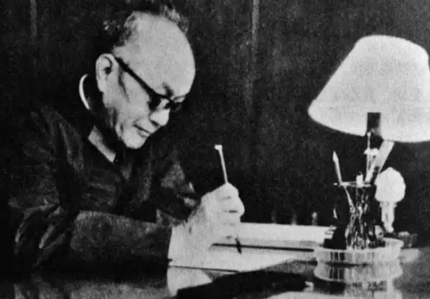 黄克诚将军去世，妻子唐棣华在整理遗物时，发现了几十件残破军服、一箱穿坏的黄胶鞋，