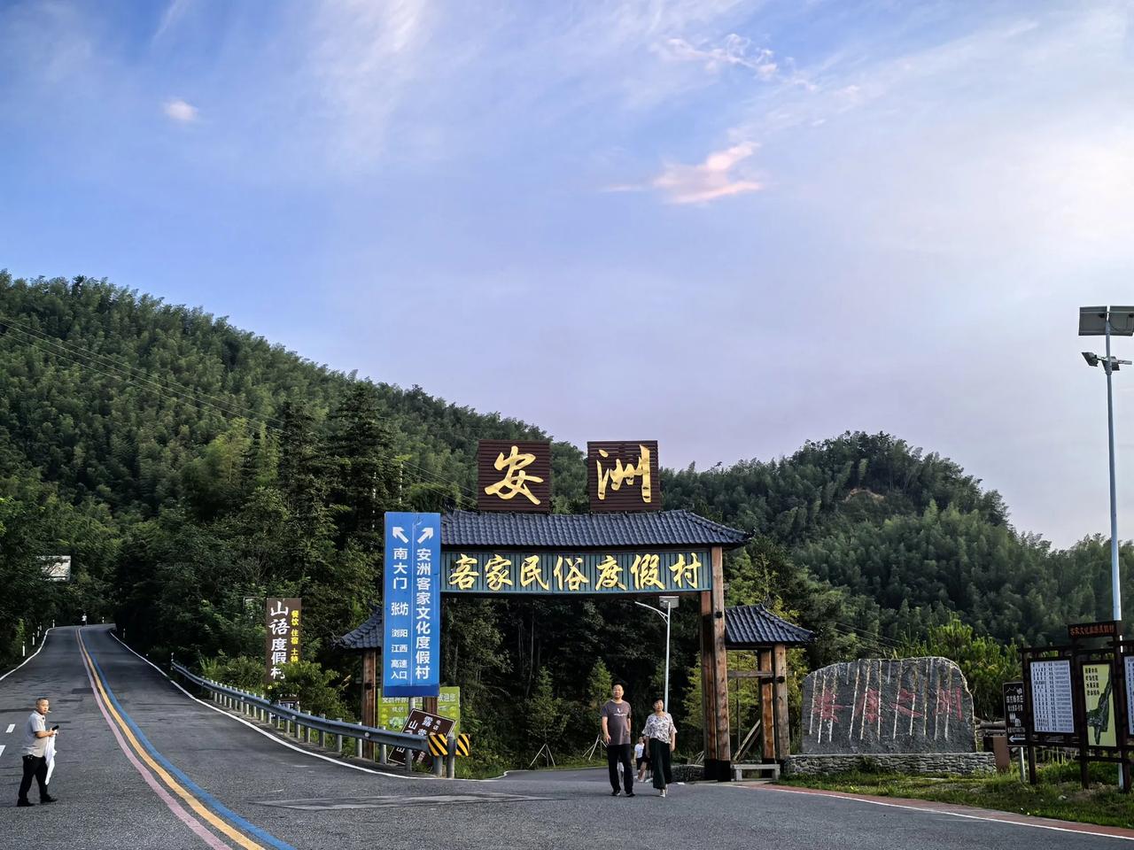 浏阳河源头。山孕育了水，长大了的水决绝地冲下悬崖，一往无前，今后再回家得从云端而