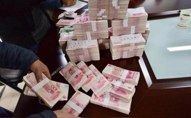 40岁大姐偷偷将丈夫跑夜车攒的85万积蓄转回娘家，并且认为自己这样做事一点毛病都