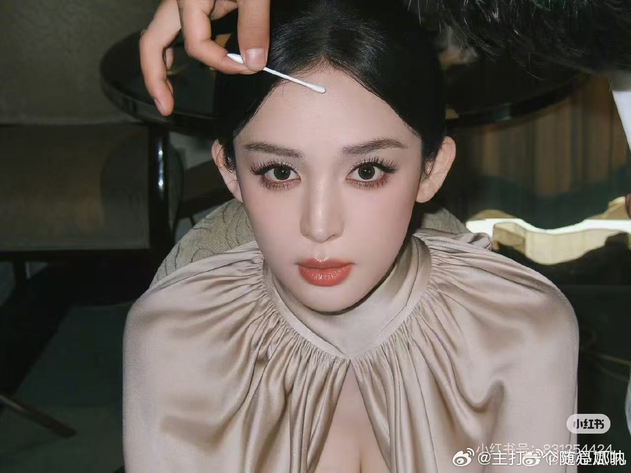 不夸张，娜扎这个造型，我截图截了十几张根本停不下来，怎么会有这么适合复古风的人啊