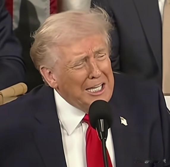 1、纸老虎从来都以强悍现身表演。
2、说一套做一套口是心非的人最危险。
3、有些