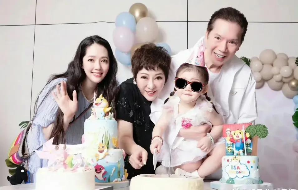 向太不仅很宠郭碧婷，连对孙女也非常的宠爱。向太的孙女手上戴着一串非常醒目的翡翠手