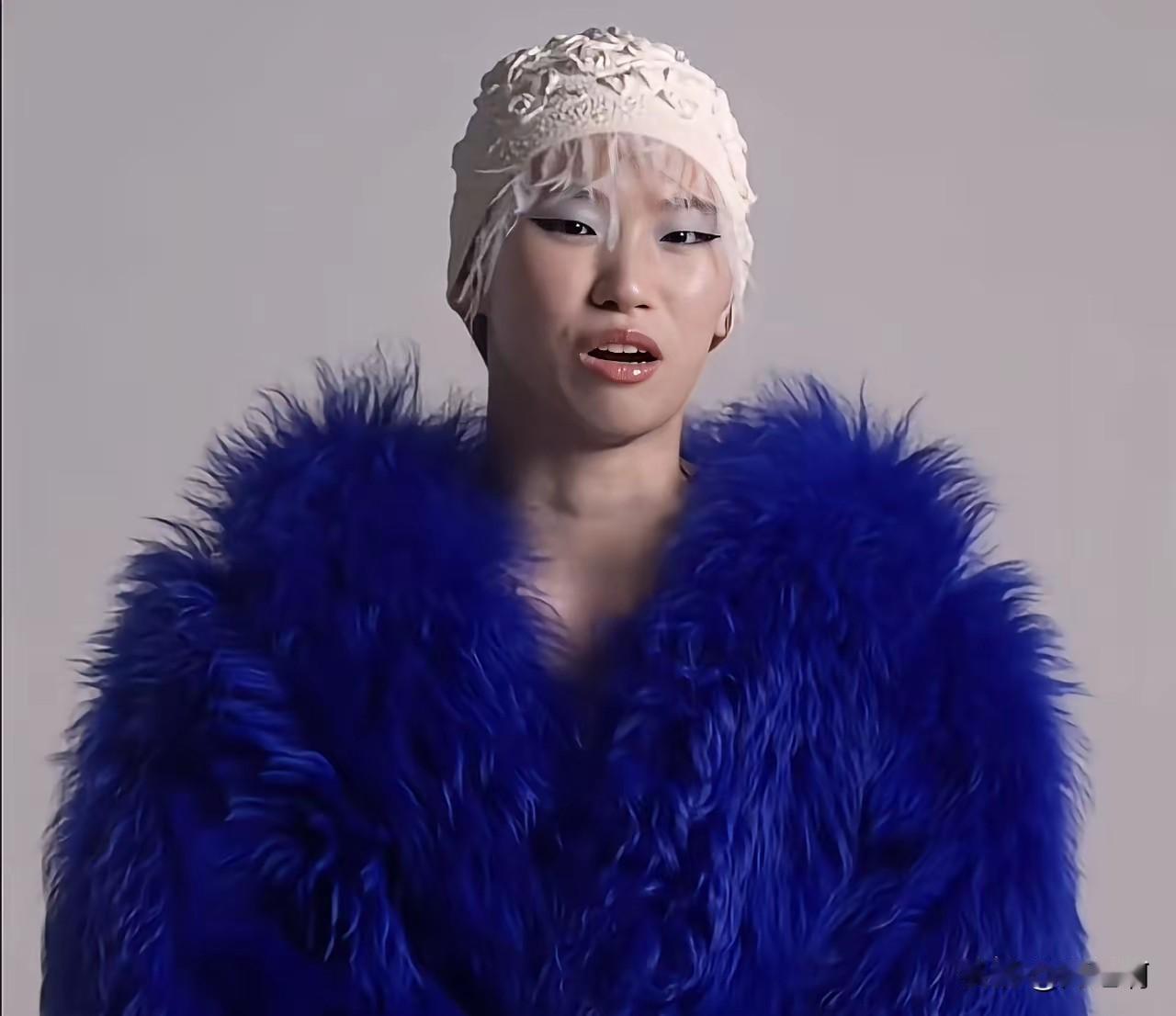 这个奥运冠军绝对得罪化妆师，羽毛泳帽配的皮草也不好看，白瞎那个女孩的身材了，蓝色