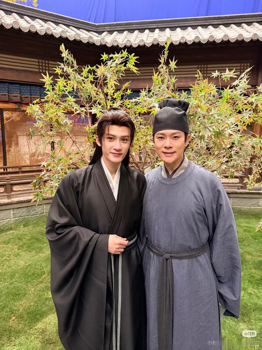何不同舟渡演员万思维发了和檀健次杀青时的合影，夸他是很棒的演员。 