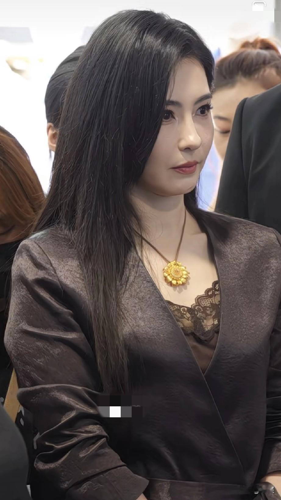 张柏芝黑色西装