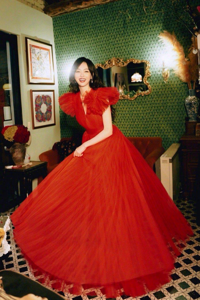 #唐嫣新年红妆# 新年出图，红妆配红裙，好甜美喜庆的糖糖[爱你] ​​ ​​​