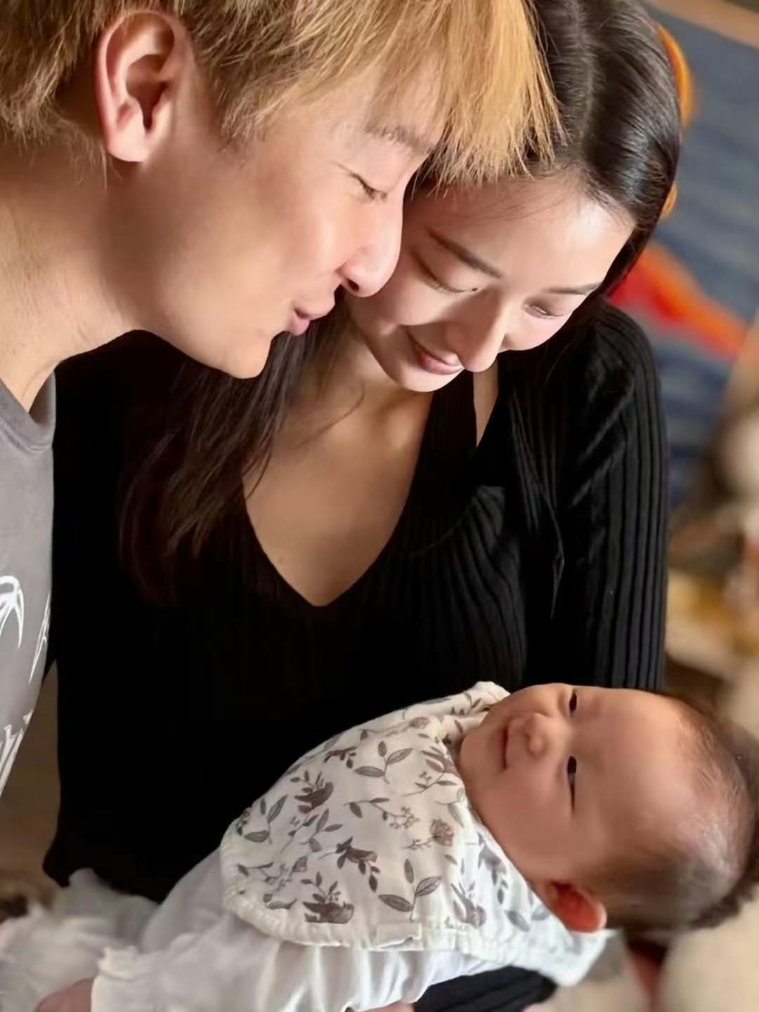 方力申首次公开谈及妻子叶萱的过往经历，坦言她曾承受过许多伤痛。他坚定地表示，自己