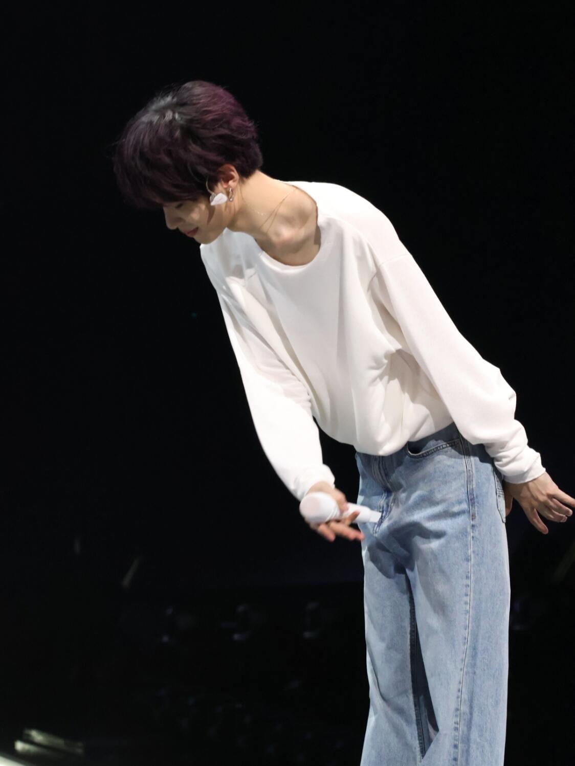 我的妈呀，黄明昊怎么瘦成这样了？这还健康吗？ 