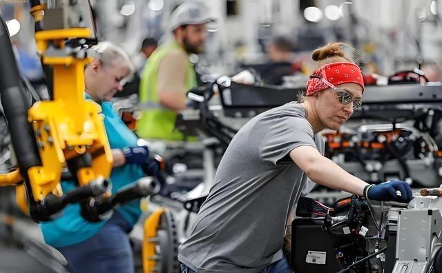 扒一扒美国工厂不包吃住的真相：成本高到离谱，法律条条框框卡死有网友在后台留言问到