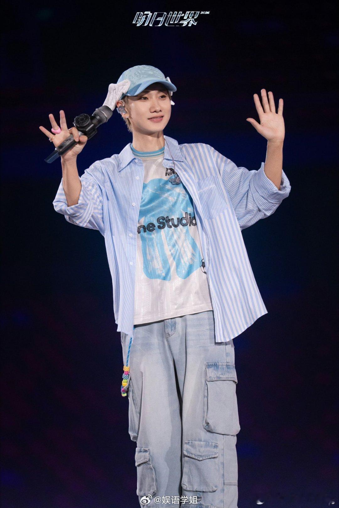 汪苏泷唱三国杀之前先脱衣服汪苏泷用脱衣服打开三国杀抖抖跳跳就把外套脱掉，汪苏泷用