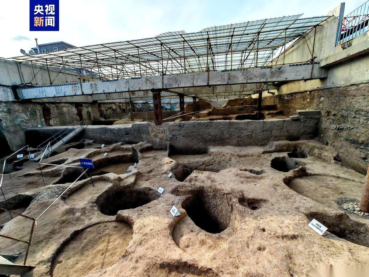 别跟我提夏雨荷了。
大明湖畔真正的主角，在地下埋了四千多年，今天刚被请出来。
济