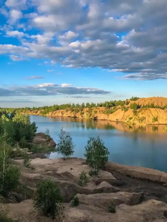 《意外的遗产》

在一个普通的小镇上，住着一位名叫阿强的年轻人。他每天过着按部就