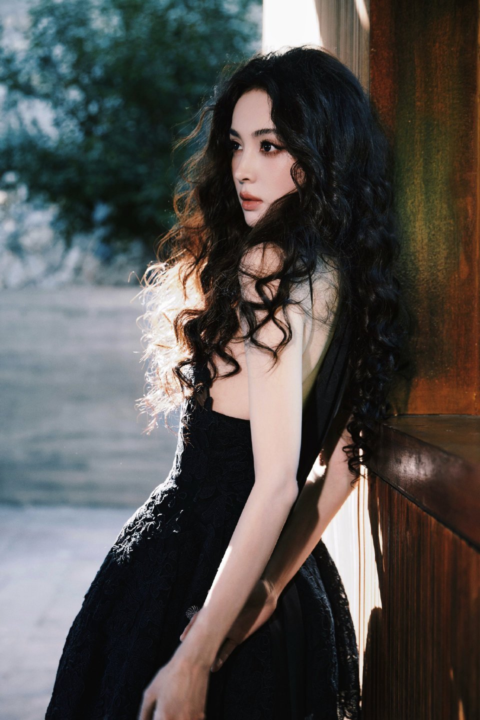 娜扎蕾丝黑裙古力娜扎娜扎[超话]娜扎蕾丝吊带黑裙 ​​​