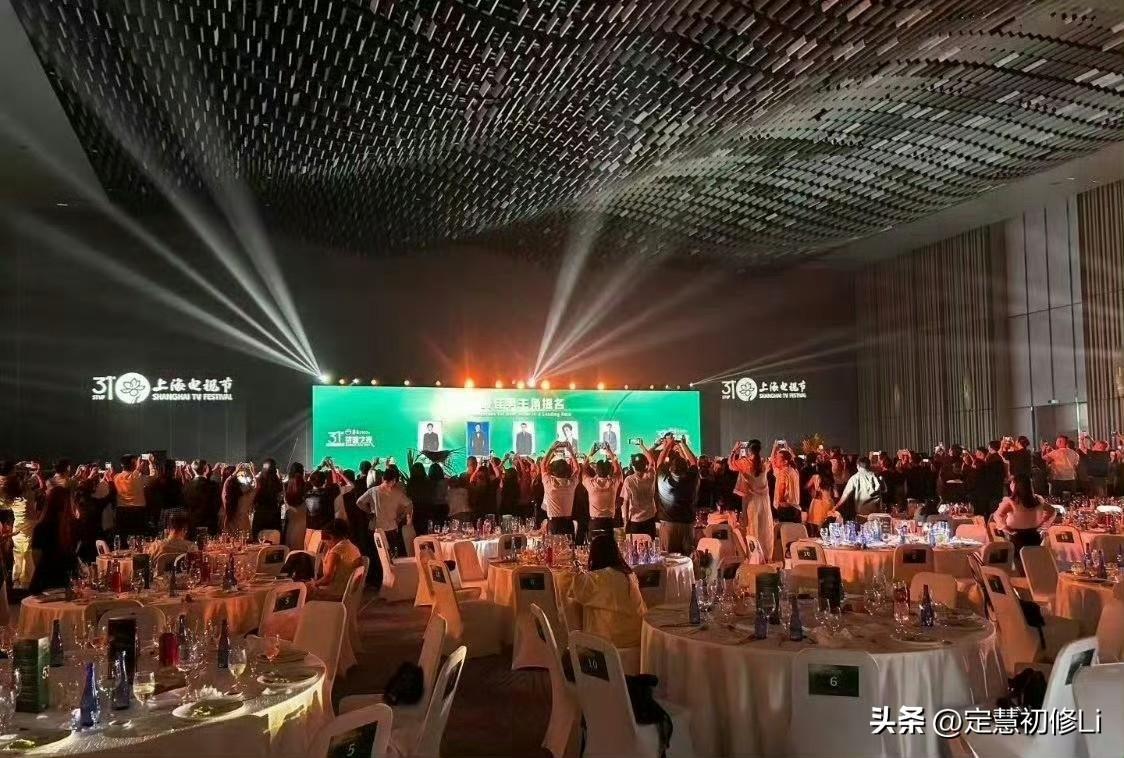 白玉兰晚宴著名打卡点——肖战
媒体比粉丝还激动，要夹着嗓子说话，要叫战战[大笑]