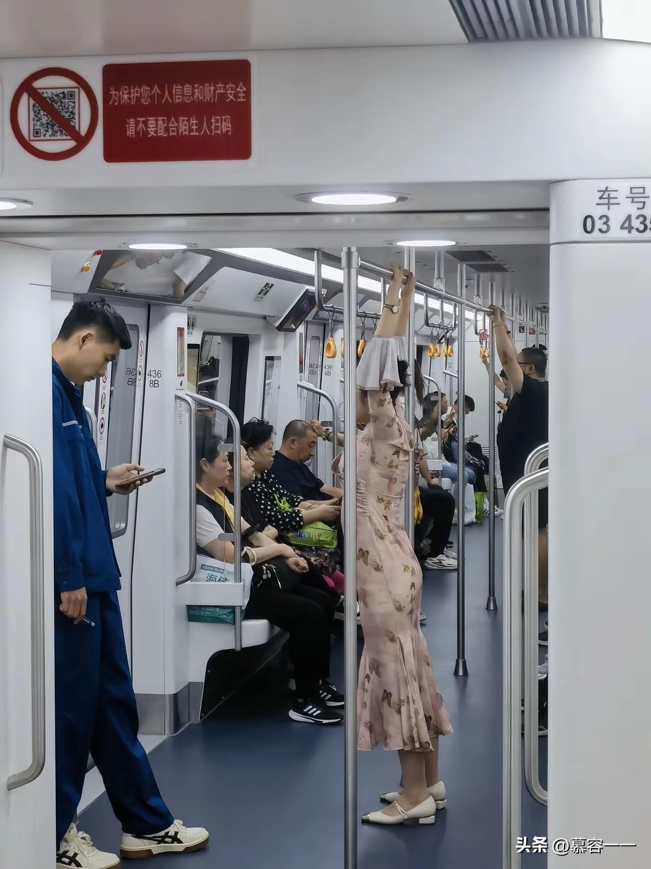 “忍不住笑了[呲牙]”！这是发生在地铁上的一件事！一女士在地铁上这样站着，没想到