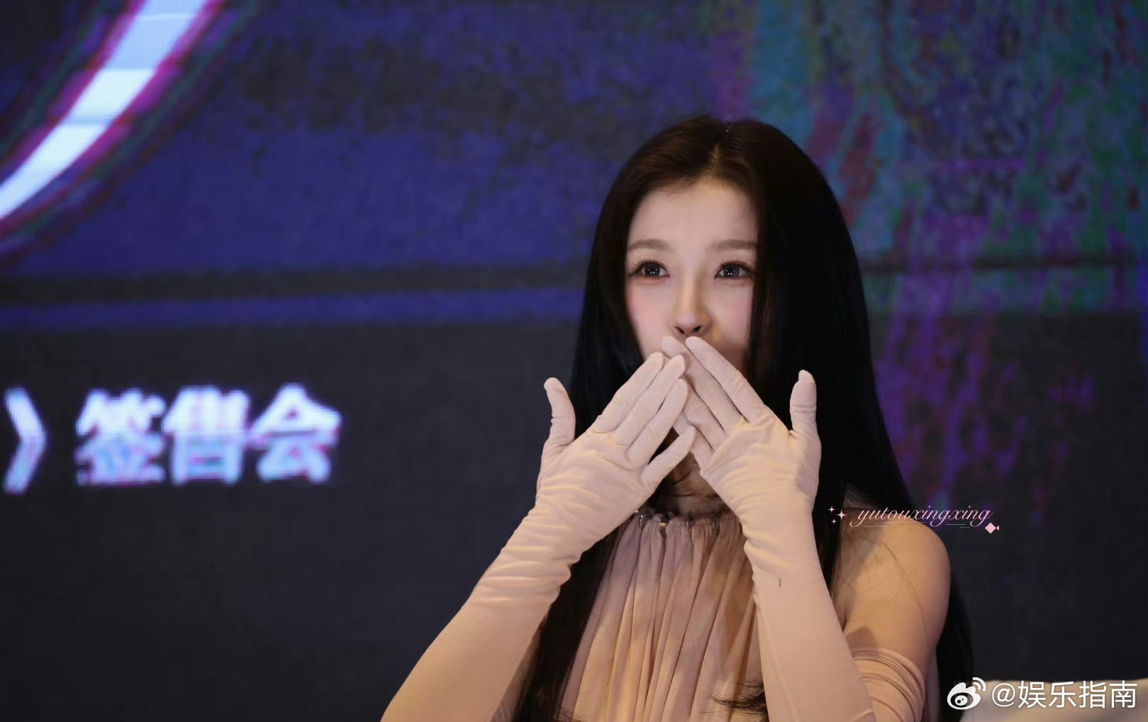 虞书欣签售会现场路透，温柔又甜美！ 