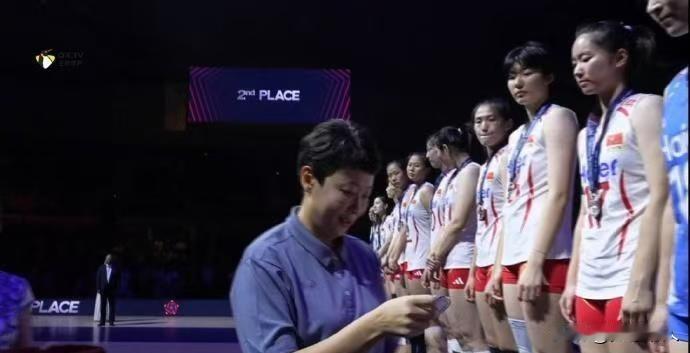 这真没必要！
原来没想到在女排亚锦赛结束后的颁奖礼，给获得亚军的中国女排颁奖的是