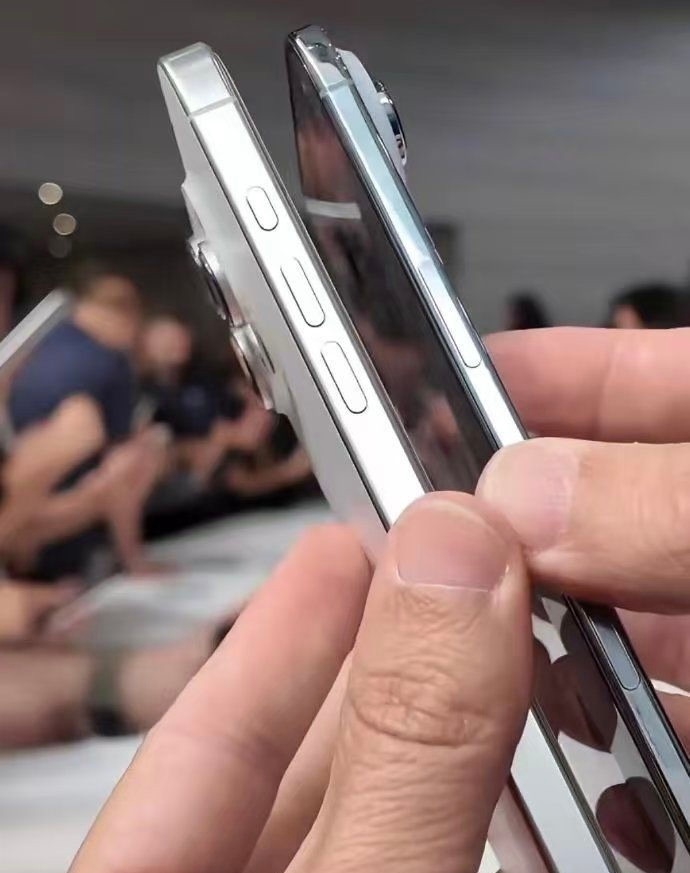 iPhoneAir单镜头黑科技实机对比看，iPhone Air是真的薄啊！[馋嘴