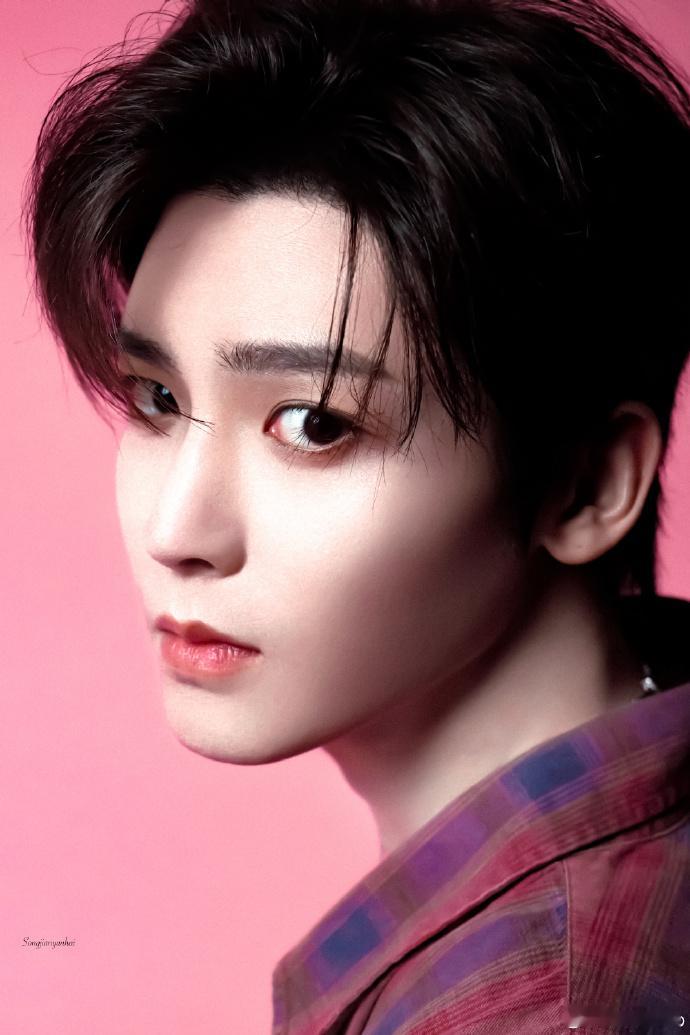 侯明昊碧血蝉今日放送下班终于等到下班啦，明昊今天也为杨无间努力了一整天，这么晚真