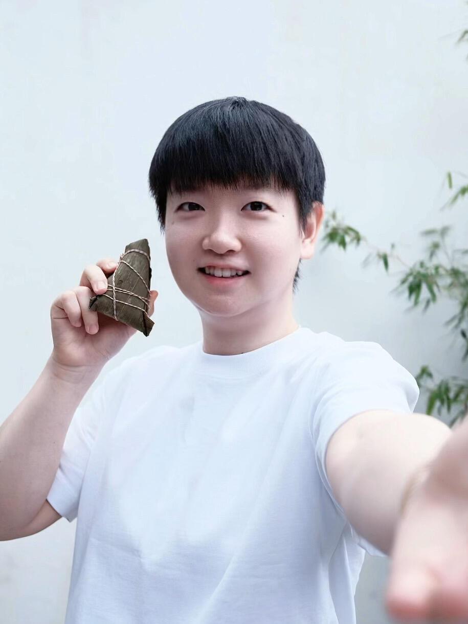 孙颖莎再向我们送祝福端午节快乐，假期来了，莎莎手里的粽子会不会是自己包的！
小小