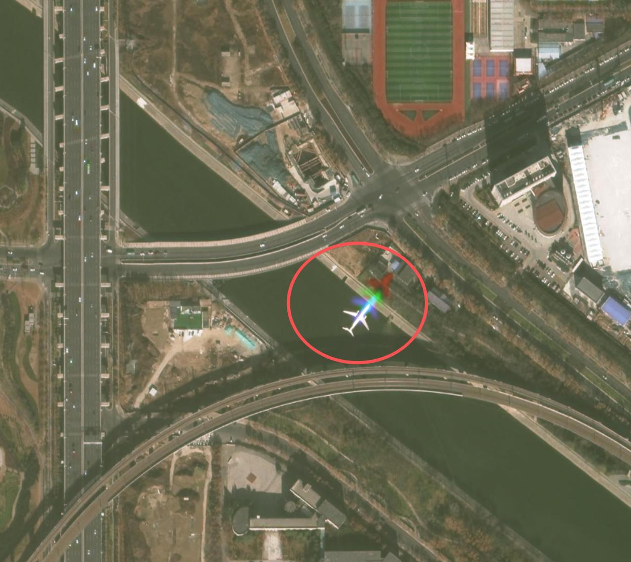 感觉这架飞机飞的很低吧！
今天看郑州主城区卫星图地图时，看到郑东新区龙子湖上方时